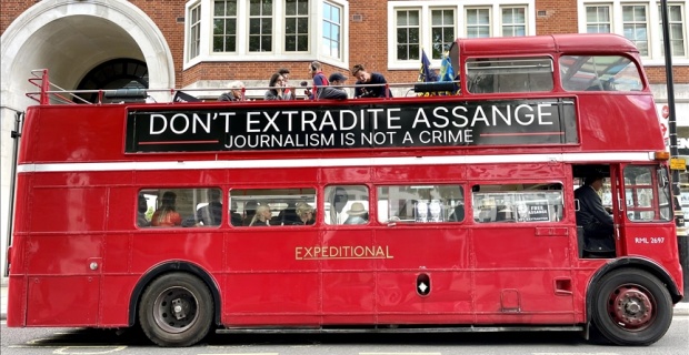 WikiLeaks Kurucusu Assange için Londra'da otobüsle protesto düzenlendi