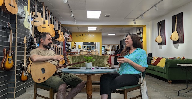 Zımpara yapmaya başlamışken sonrasında kendimi gitar yaparken buldum