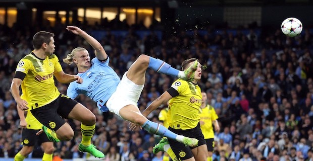 Eski takımı Borussia Dortmund ağlarını sarsan Haaland Manchester City'yi ipten aldı