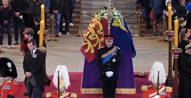 Kraliçe, Edinburgh Dükünün yanına Kral 6. George Anıt Şapeli'ne defnedildi.