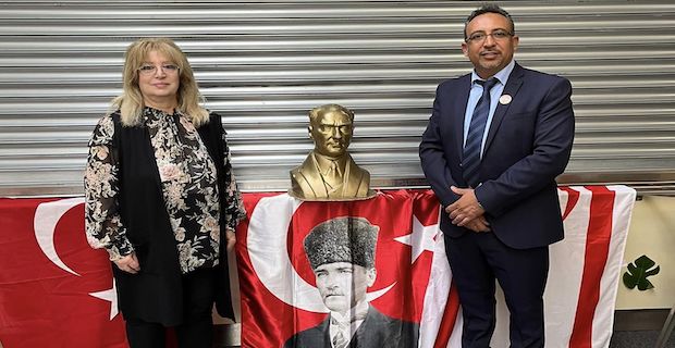 İngiltere Türk Toplumu Futbol Federasyonu'ndan Ali Rıza Değirmenci Türk Okulunu ziyaret