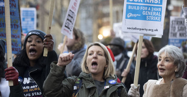İngiltere'de sağlık çalışanlarının grevine destek yürüyüşü düzenlendi