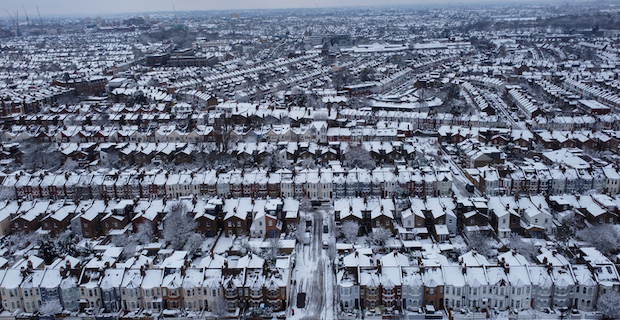 İngiltere'de yoğun kar yağışı hayatı felç etti