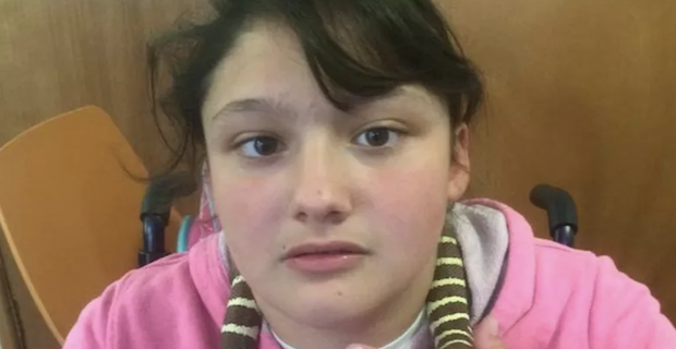 Galler'de 16 yaşındaki obez kız çocuğunun ölümünden dolayı anne ve babası yargılanıyor