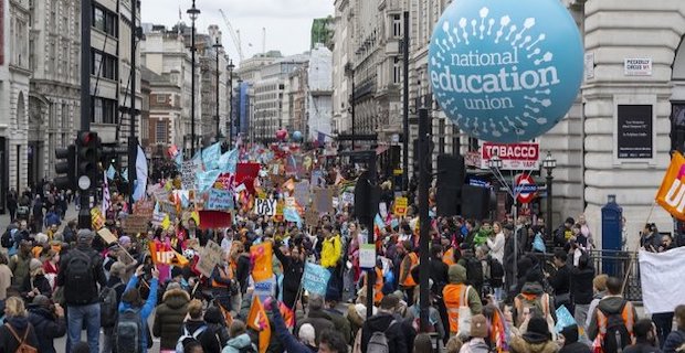 İngiltere'de yüz binlerce çalışan greve gitti