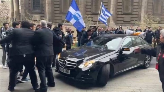Londra'da Yunanistan bayraklı protestocular, KKTC Cumhurbaşkanı Tatar'ın önünü kesti