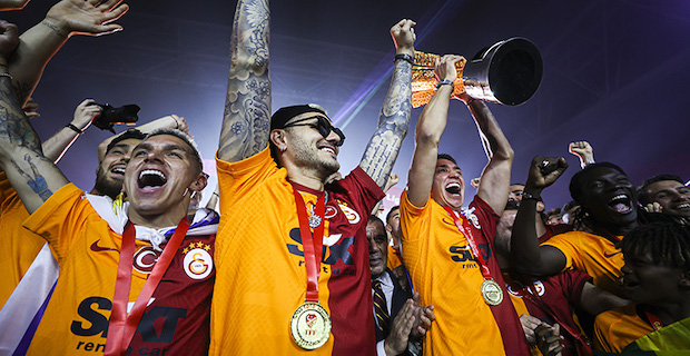 Galatasaray şampiyonluk kupasını kaldırdı