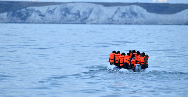 Sosyal medya şirketleri, İngiltere'ye yasa dışı göçle ilgili paylaşımları kaldıracak