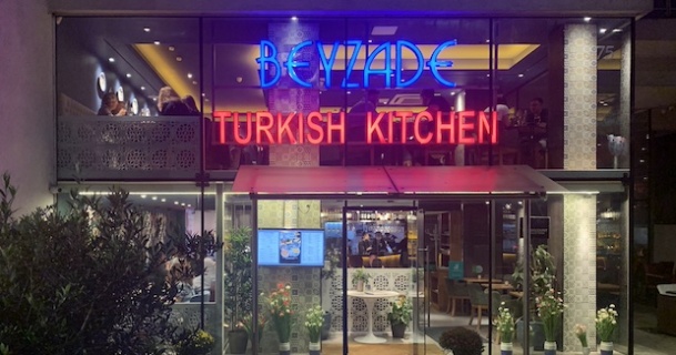 Londra’daki restoranını Türk öğrencilere açtı