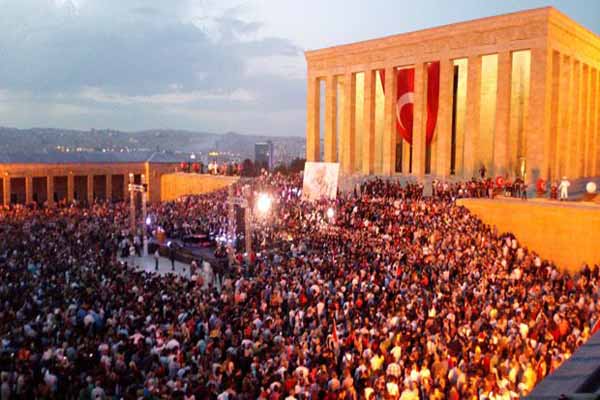 Anıtkabir dün binlerce kişiyi ağırladı