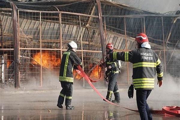 Kocaeli'nde büyük yangın, 31 iş yeri kül oldu