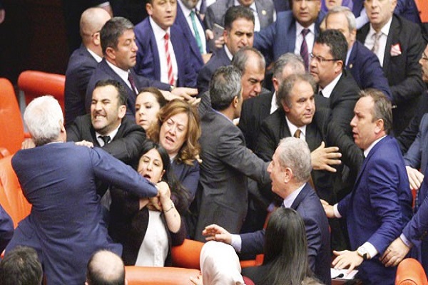 Meclis karıştı, AKP ve HDP'li vekiller birbirine girdi