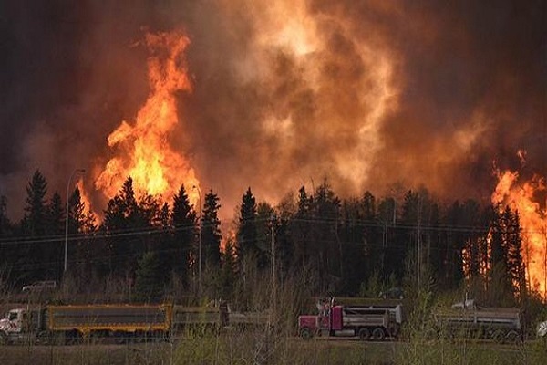 Kanada'da büyük yangın, vatandaşlar evini terk ediyor