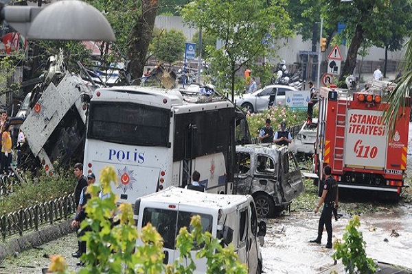 İstanbul Vezneciler otobüs durağı yakınlarında patlama meydana geldi