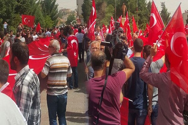 Midyatlı vatandaşlar teröre karşı Türk bayraklarıyla sokağa döküldü