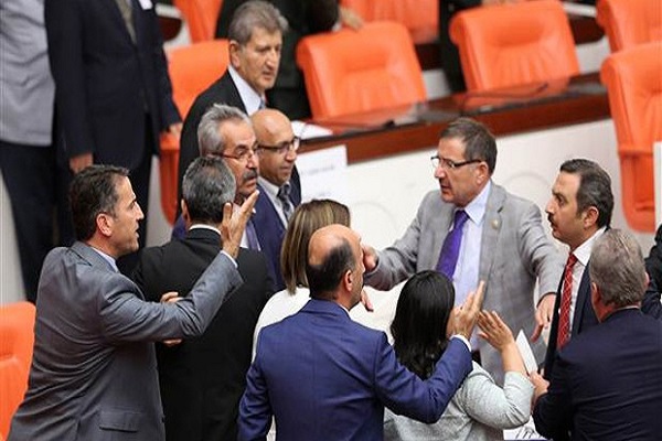 HDP ve AKP'li vekiller arasında kavga çıktı