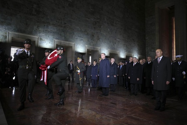 Liderler Anıtkabir'e yan yana giriş yaptı