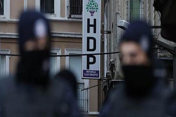 Polis HDP Beyoğlu İlçe Binası'na baskın düzenledi