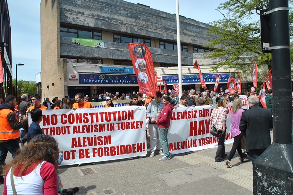 Alevisiz Anayasa'ya hayır yürüyüşü