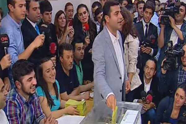 HDP Eş Genel Başkanı Selahattin Demirtaş oyunu kullandı