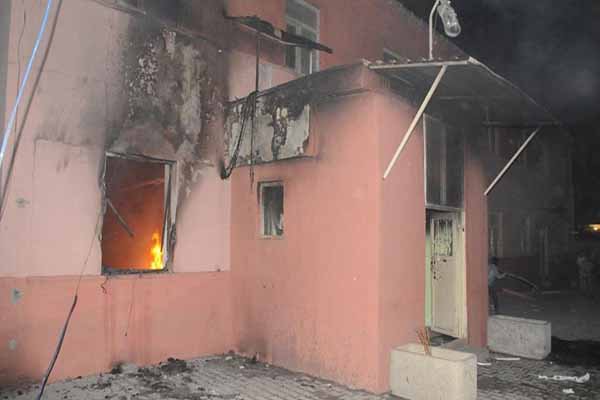 Şırnak ve Hakkari'de 3 okul yakıldı