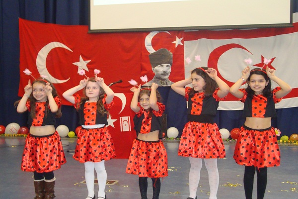 Namık Kemal Türk Okulu öğrencilerinden kutlama