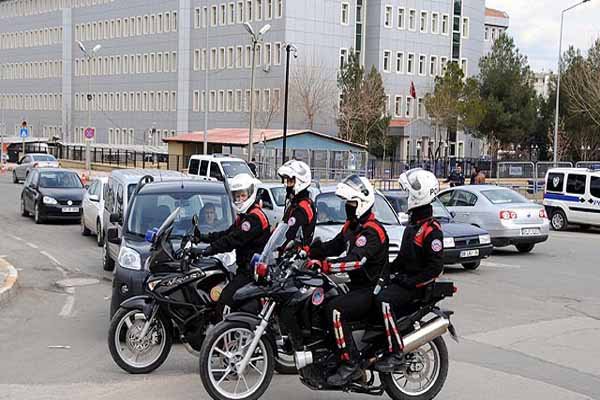 Diyarbakır'da resmi üniforma yasaklandı