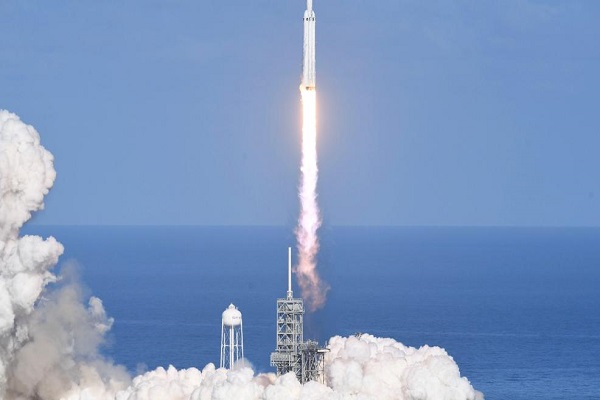 En güçlü roket Falcon Heavy uzaya fırlatıldı