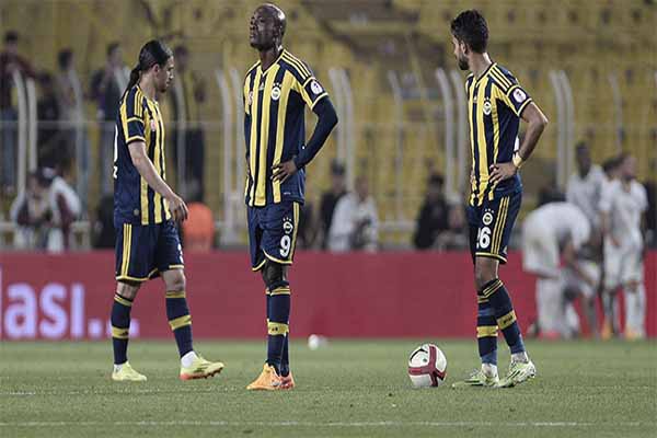 Fenerbahçe tribünleri öfkelendi
