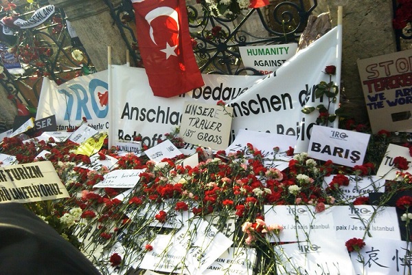 STK temsilcileri Sultanahmet Meydanı'nda hayatını kaybedenleri andı