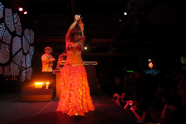 Turkish bellydancer Melisa shines in Brazil