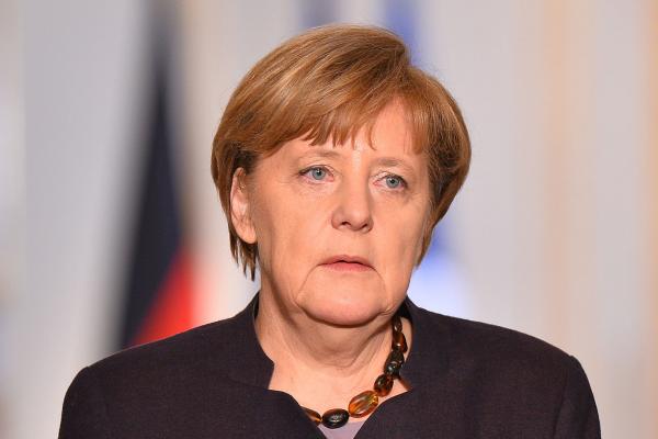 Alman Başbakan Angela Merkel'den basın özgürlüğüne saygı uyarısı