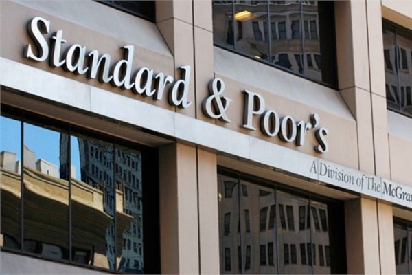Standard&Poor's Katar'ın kredi notunu düşürdü