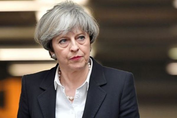 İngiltere Başbakanı May olayın gerçekleştiği Finsbury Park Cami'ye gitti