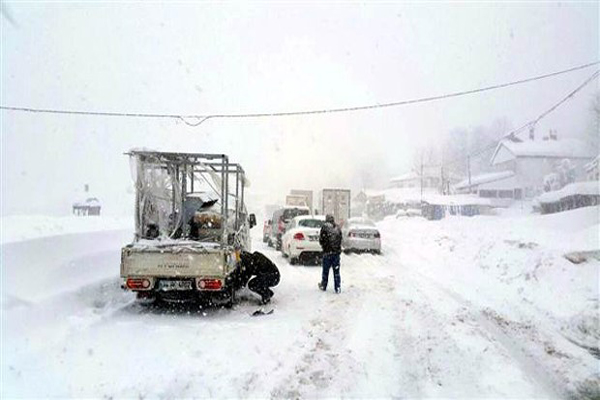 Kar yağışı Bolu Dağı'nda trafiği felç etti