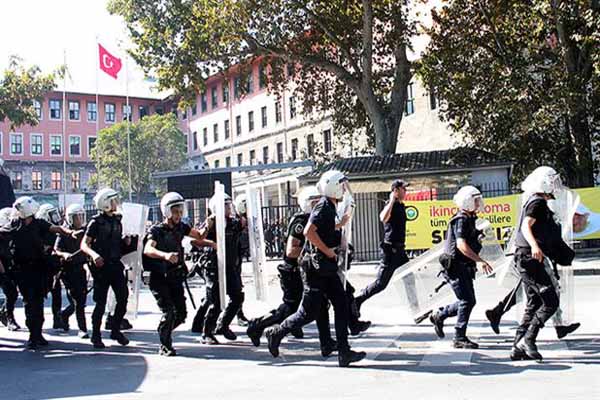 İstanbul Üniversitesi'nde gerginlik, 26 gözaltı