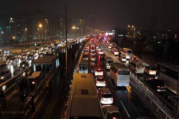 İstanbul'da trafik yoğunluğu yaşandı