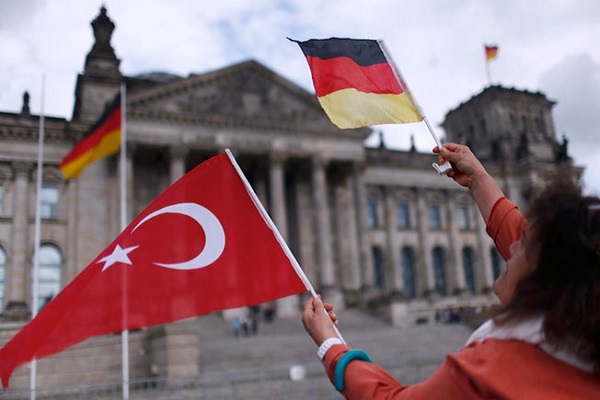 Almanya mal varlığı olan Türklere yardımı kesecek