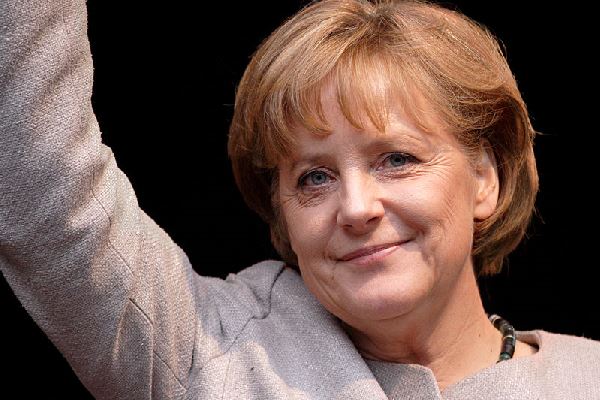 Almanya Başbakanı Merkel Fransa seçimlerinin kazananı Macron'u aradı