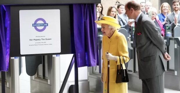 Kraliçe Elizabeth Londra'da adına yapılan metroda
