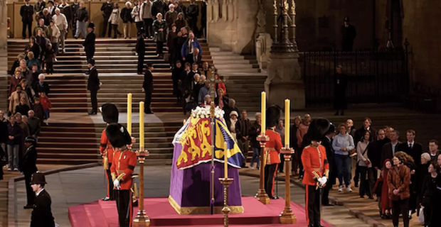 Kraliçe 2. Elizabeth'in tabutunu görmek için bekleyenler rekor sayıya ulaştı