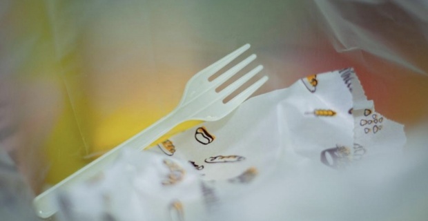 İngiltere'de tek kullanımlık plastik çatal, bıçak ve tabaklar yasaklanıyor