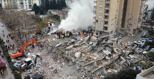 İngiltere'de Türk toplumu ve hayır kuruluşları depremzedelere yardım için harekete geçti