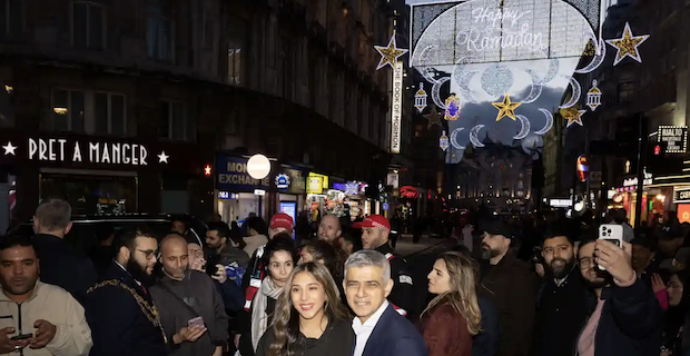 Londra'nın ilk Ramazan ışıklarını Sadiq Khan, Piccadilly Circus'ta yaktı