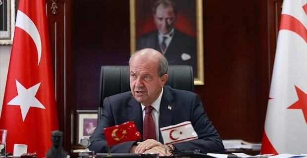 Londra'da Yunanistan bayraklı protestocular, KKTC Cumhurbaşkanı Tatar'ın önünü kesti
