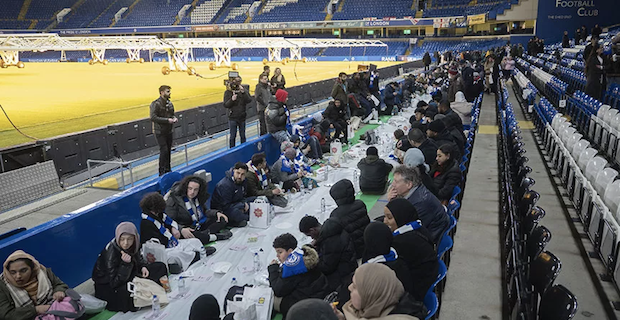 İngiliz devi Chelsea, stadında iftar verdi