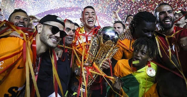 Galatasaray şampiyonluk kupasını kaldırdı