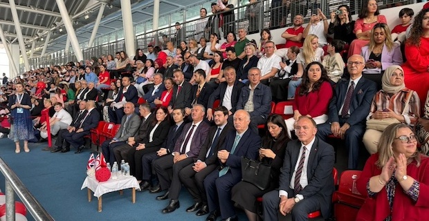 İngiltere’deki Türk dernek okulları Londra'da geçit törenine katıldı