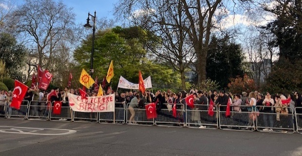 Ekrem İmamoğlu'nun gözaltına alınması Londra'da protesto edildi