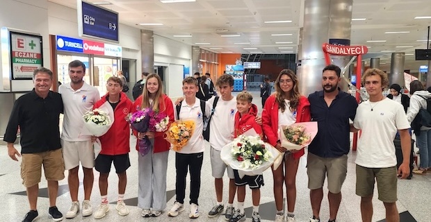 Galler’in rüzgarlı suları, genç Türk rüzgar sörfü sporcularının kıyasıya mücadelesine sahne oldu